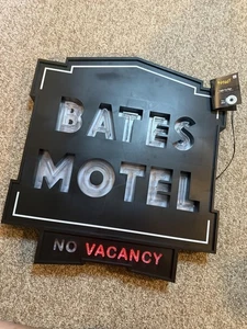 Spirit Halloween Bates Motel Leuchtschild No Vacancy Horror Deko Pyscho Hitch - Bild 1 von 9
