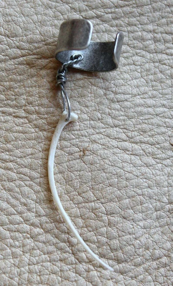Hueso de costilla de serpiente real en brazalete de oreja de latón plateado Foto 1 de 1
