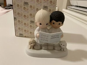 Precious Moments Figur 1994 ~ Zwei Jungen singen mit Welpen ~ Perfect Harmony - Bild 1 von 4