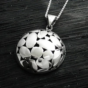 925 Sterling Silver Domed Pebble Design Round Pendant - Picture 1 of 2