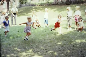 #B 35mm slide - Vintage - Collectibles - Photo - cute kids girl boy running play - Picture 1 of 1