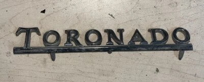 Oldsmobile OEM 1971 1972 Toronado parrilla delantera emblema insignia logotipo nombre 405601 Foto 1 de 2