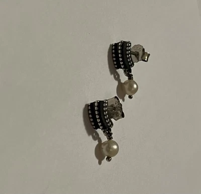 Auténticos aretes Pandora oxidados de plata esterlina y perlas de agua dulce Foto 1 de 4
