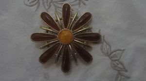 Vintage Sarah Coventry Daisy Brooch size 6.8 cm across signed on back - Picture 1 of 10
