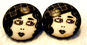 Vintage Lot 2 Nähen Kunststoff Knopf Flapper Mädchen mit Gold auf dem karierten Hut - Bild 1 von 3