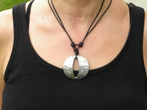 Knoten Leder Schiebe Halskette Choker Royal Selangor Anhänger für Surfer Mädchen - Bild 1 von 8