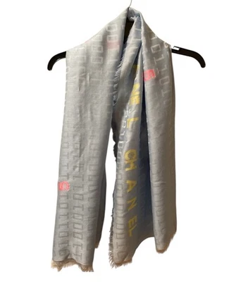 Chanel Bufanda Envoltura Seda Cachemira Azul Claro Deletrear Números Binarios Flecos 56x56 Foto 1 de 4