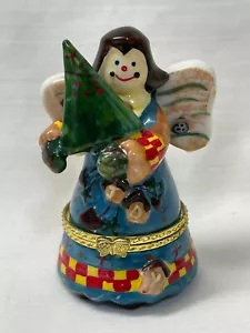 Adorable caja de baratijas ángel de porcelana de Navidad sosteniendo un árbol - Imagen 1 de 8