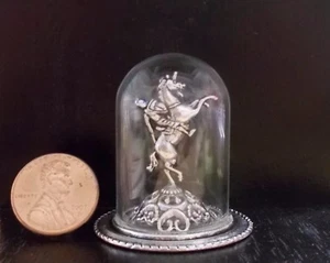 Casa de muñecas Hombre en miniatura con armadura en caballo Estatua de arte vidrio cúpula manto nuevo $59 - Imagen 1 de 2