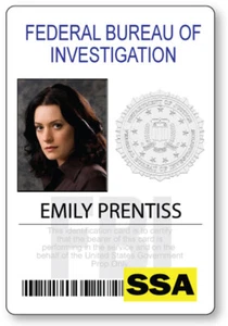 CRIMINAL MINDS EMILY PRENTISS NAMENSSCHILD PROP HALLOWEEN COSPLAY ANSTECKNADEL RÜCKSEITE - Bild 1 von 2