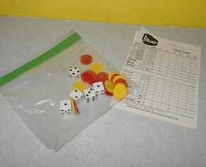  Yahtzee Brettspiel Ersatzteile/Stücke Würfel Bonus Chips einige Punktepapiere - Bild 1 von 1