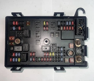 GMC Savana 2011 diésel accesorio motor caja de fusibles 22786561 - Imagen 1 de 2