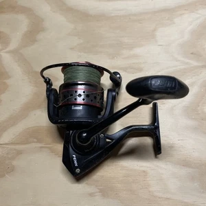 Carrete giratorio Penn Fierce II - negro/rojo - Imagen 1 de 9