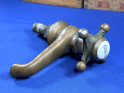 C.1915 PECK Bros. Grifo de bronce con resorte con tapa de porcelana "fría" Foto 1 de 4