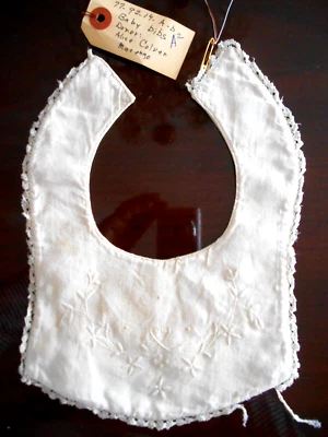 Antiguo babero muñeca bebé lino y encaje bordado a mano museo desaccesión Foto 1 de 4