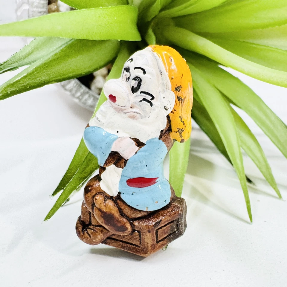 Винтажная коллекционная булавка 1938 Disney Snow White Grumpy Dwarf деревянная с ручной росписью - Изображение 1 из 4