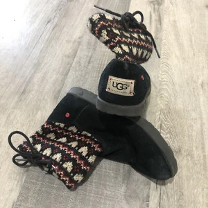 Botas al tobillo de invierno con diseño de corazón negro y rojo UGG Australia - Imagen 1 de 5