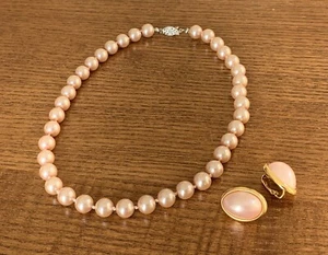 Collar y pendientes ovalados Trifari vintage de perlas de imitación rosa de 18" tono dorado con clip - Imagen 1 de 11