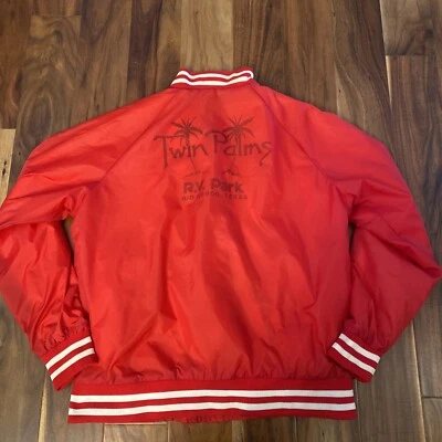 Chaqueta de nailon roja blanca vintage para hombre Twin Palms RV Park Rio Hondo Texas grande Foto 1 de 4