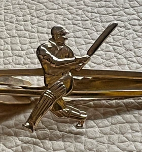 BATSMAN CRICKET NIPPY CLIP TONO DORADO MOSTRANDO SIGNOS DE DESGASTE - Imagen 1 de 6