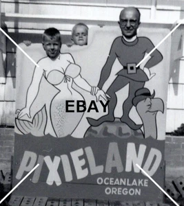 Foto única Pixieland Oregon 1965 tablero de caricaturas parque de atracciones BW - Imagen 1 de 3