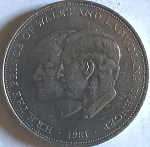 GB COMMEMORATIVE CROWN 1981 Royal Charles & Diana Original loose Collectable - Picture 1 of 2