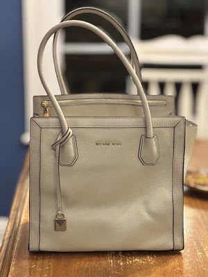 Bolso de Mano Michael Kors Mercer Studio Grande Este/Oeste Cuero Suave Beige/Dorado Foto 1 de 4