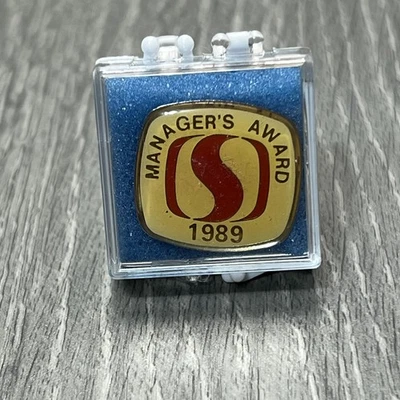 Prendedor insignia vintage 1989 Safeway Manager solapa logotipo tono dorado con caja Foto 1 de 3