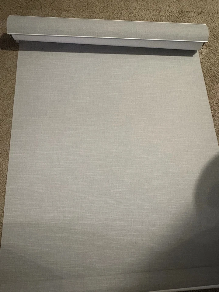 Persianas enrollables Hunter Douglas grises para ventanas persianas inalámbricas nuevas Foto 1 de 4