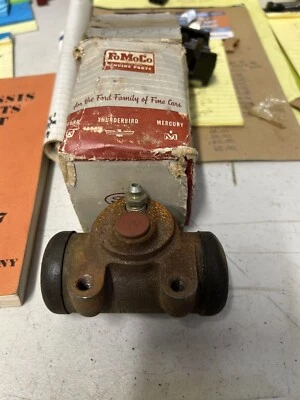 1950/52 FORD TRUCK NOS FRONT BRAKE WHEEL CYLINDER F400 F500-F600 - Image 1 of 4