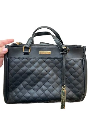 Bandolera de ciudad Trina Turk de cuero vegano negra con detalles y cremallera Foto 1 de 4