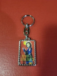 RÜCKKEHR DER LEBENDEN TOTEN 3 - FILMPOSTER DOPPELSEITIGER SCHLÜSSELANHÄNGER AUS METALL - Bild 1 von 2