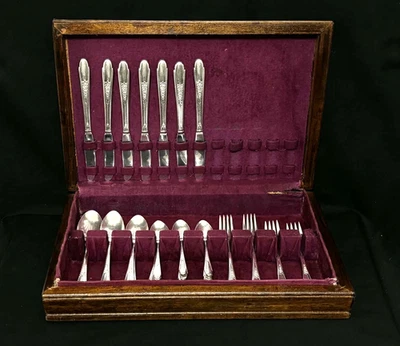 Mundial Rogers & Son I.S. Cubiertos Gardenia plateados 38 piezas vintage circa 1941 Foto 1 de 4