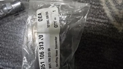 Manguera de montaje de bomba de agua para tanque de expansión de refrigerante Porsche 944 / 968 95110631300 Foto 1 de 3