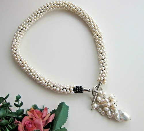 OFF WHITE Collana in maglia di perle Keshi bianche con nappa e ciondolo di perle grandi.