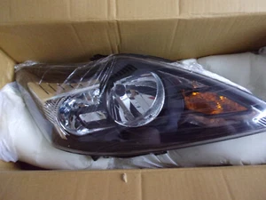 fd4264913 ford focus headlight black right hand side including motor rrp £275 - Picture 1 of 5