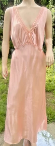 UNWORN VINTAGE 1940"s PEACH SATIN BIAS CUT NIGHTGOWN RIBBON TRIM XL - Picture 1 of 6