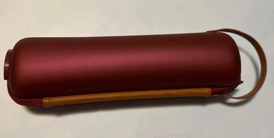 Кролик винная бутылка перевозчик изолированный бордовый искусственной кожи ручки и отделки молнии - Изображение 1 из 4