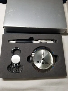 Kit de Escritorio Pepsi Reloj, Llavero y Pluma Tono Plateado Premio al Empleado Pepsi Cola - Imagen 1 de 8