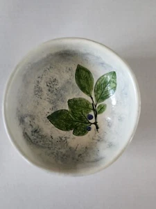 Piatto portagioie vintage ceramica palude di sale mirtillo decorazione firmato 4,25" - Foto 1 di 6