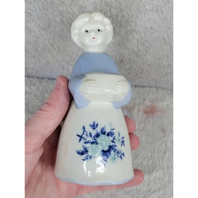 Estatuilla de porcelana vintage mujer vestido azul diseño floral hecha en Taiwán Foto 1 de 4