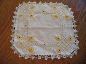VINTAGE OLD EMBROIDERY DRESSER SCRAF YELLOW DAISY LIKE FLORAL 9.5" SQUARE DOILY - Picture 1 of 7