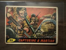 1962 Topps Mars Attacks #25 Capturing a Martian