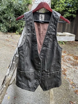 Chaleco largo negro polvoriento de cuero vegano Free People chaqueta chaleco talla S boho broches de presión Foto 1 de 4