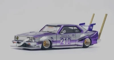 POP RACE - SKYLINE C210 Kaido Racer - Stile Bosozoku Viola e argento - 1/64 -... - Immagine 1 di 3
