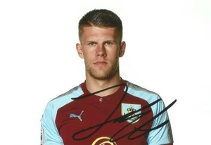 BURNLEY: JOHANN GUDMUNDSSON SIGNED 6x4 2017/2018 PORTRAIT PHOTO+COA - Picture 1 of 1