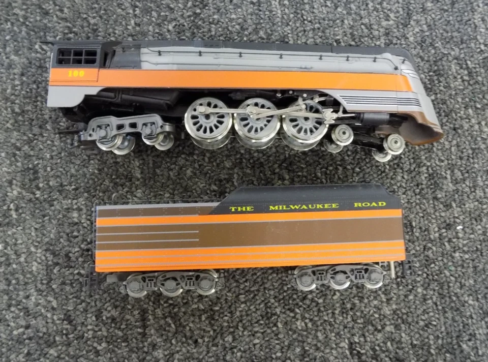 RARE HO Rivarossi 4-6-4 Hudson F-7 Locomotive - Milwaukee Road #100 - Image 1 of 3
