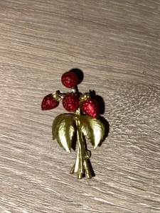 Fashion Cute Strawberry ๐ Brooch - Picture 1 of 6