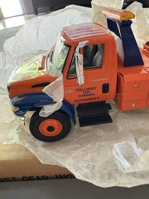 First Gear International serie 4400 con carrocería de remolque Here-Dan autopista de peaje y túnel Foto 1 de 4