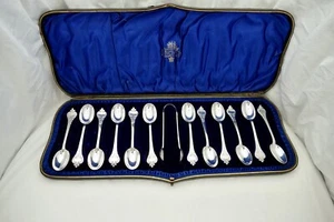 RARO JUEGO DE 12 CUCHARAS Y PINZAS EDUARDIANAS HM PLATA ESTERLINA 1907 - Imagen 1 de 12